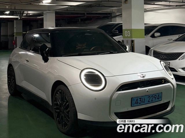 Mini Cooper SE Favoured — пробег 9 400 км — фото 1 из 5