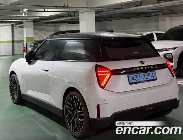 Mini Cooper SE Favoured — пробег 9 400 км — фото 2 из 5
