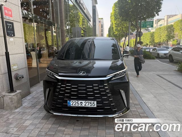Lexus LM 500h Executive — пробег 2 700 км — фото 2 из 5