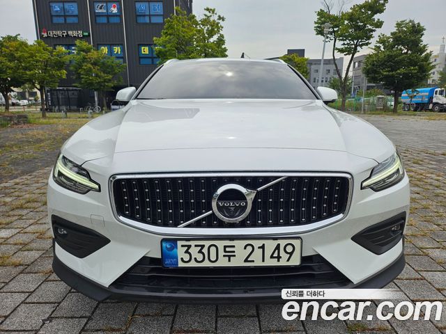 Volvo V60 B5 Pro AWD — пробег 69 900 км — фото 1 из 5