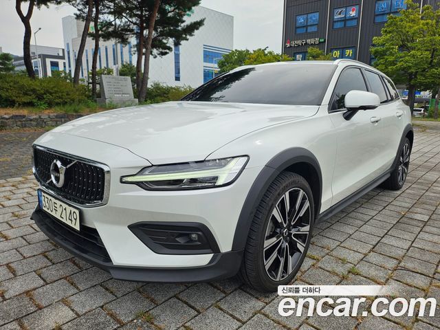 Volvo V60 B5 Pro AWD — пробег 69 900 км — фото 3 из 5