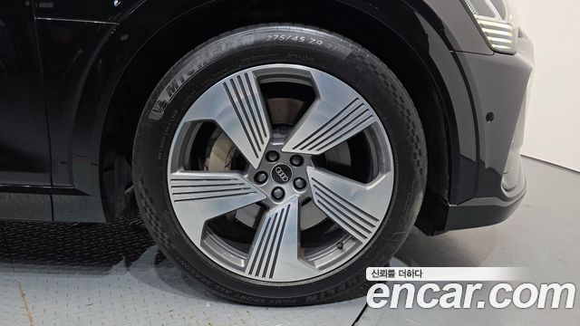 Audi e-tron 55 Quattro Sportback — пробег 63 725 км — фото 5 из 5