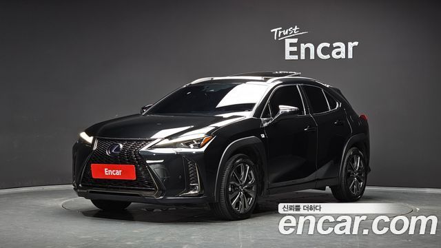 Lexus UX 2.0 F-Sport 2WD — пробег 68 728 км — фото 1 из 5