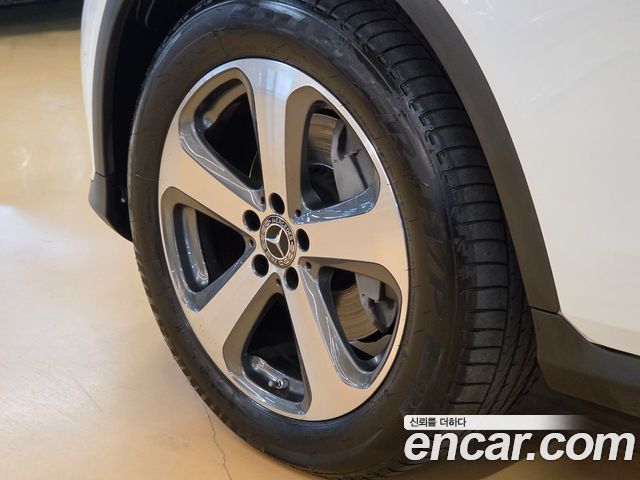 Mercedes-Benz GLC-Class GLC220 d 4MATIC Premium — пробег 28 000 км — фото 4 из 5