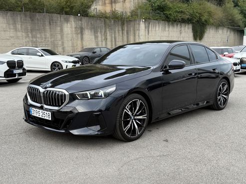 BMW 5-Series 530i xDrive M Sport — пробег 4 100 км — фото 1 из 5