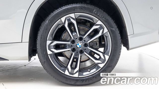 BMW X1 xDrive 20i M Sport — пробег 9 050 км — фото 5 из 5