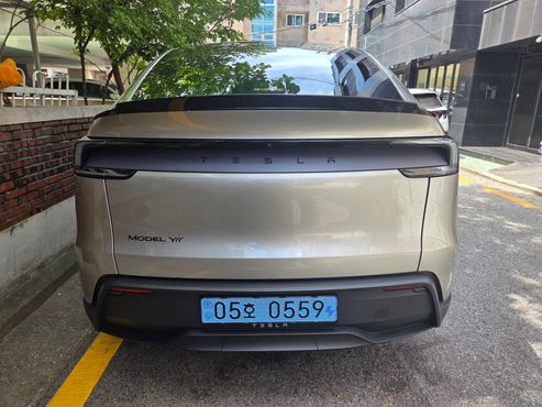 Tesla Model Y L Long Range AWD — пробег 2 197 км — фото 5 из 5