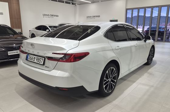 Toyota Camry 2.5 XLE Hybrid — пробег 6 025 км — фото 2 из 5