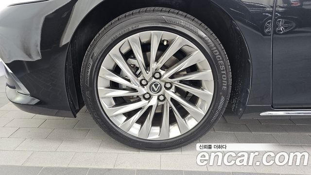 Lexus ES Luxury Plus — пробег 20 221 км — фото 5 из 5