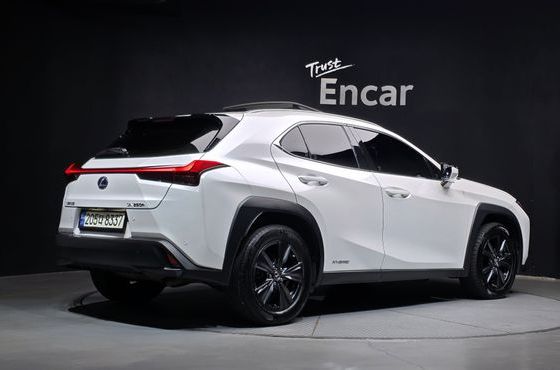 Lexus UX 2.0 2WD — пробег 73 602 км — фото 2 из 5