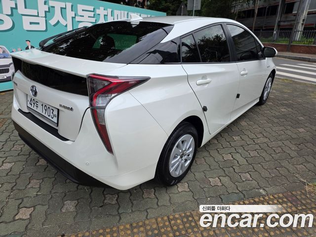 Toyota Prius 1.8 E — пробег 146 670 км — фото 3 из 5