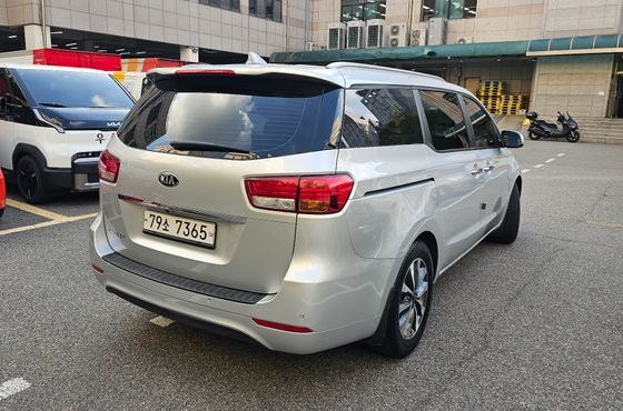Kia Carnival 11-seater Prestige — пробег 120 000 км — фото 4 из 5