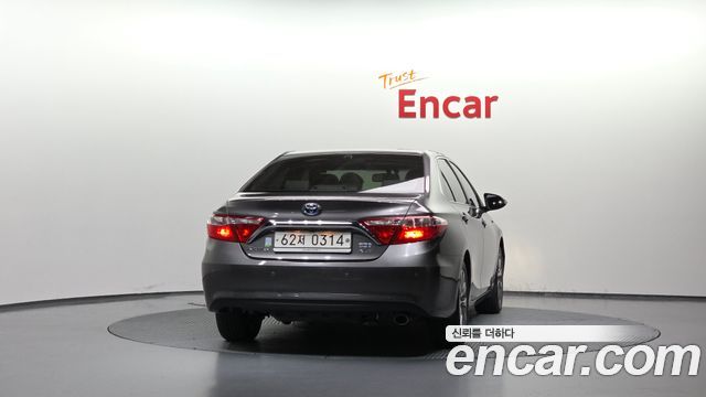 Toyota Camry Hybrid XLE — пробег 136 608 км — фото 4 из 5