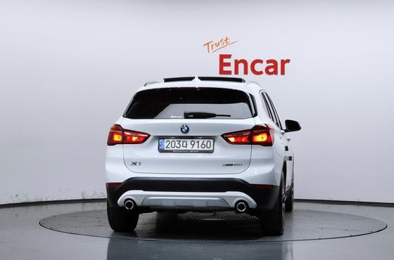 BMW X1 xDrive 20i xLine — пробег 29 836 км — фото 4 из 5