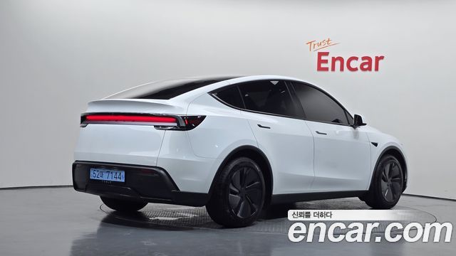 Tesla Model Y Premium RWD — пробег 4 560 км — фото 2 из 5