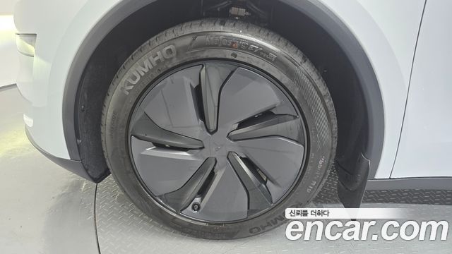 Tesla Model Y Premium RWD — пробег 4 560 км — фото 5 из 5