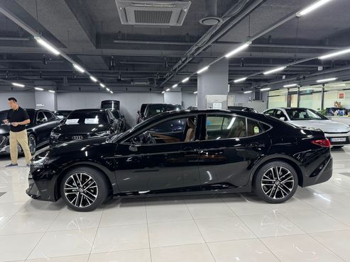 Toyota Camry 2.5 XLE Premium Hybrid — пробег 5 км — фото 2 из 5