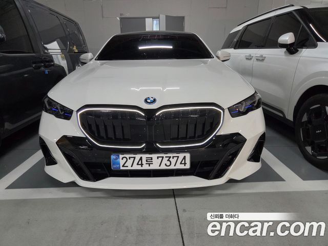 BMW 5-Series 550e xDrive M Sport Pro — пробег 15 000 км — фото 1 из 5