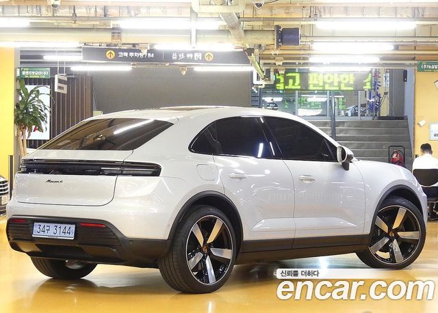 Porsche Macan Base 4 — пробег 6 000 км — фото 2 из 5