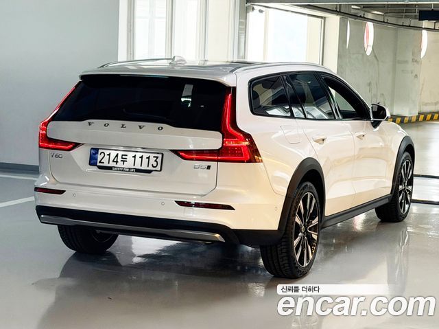 Volvo V60 B5 Ultra AWD — пробег 2 527 км — фото 2 из 5