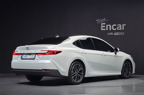 Toyota Camry 2.5 XLE Premium Hybrid — пробег 7 458 км — фото 2 из 5