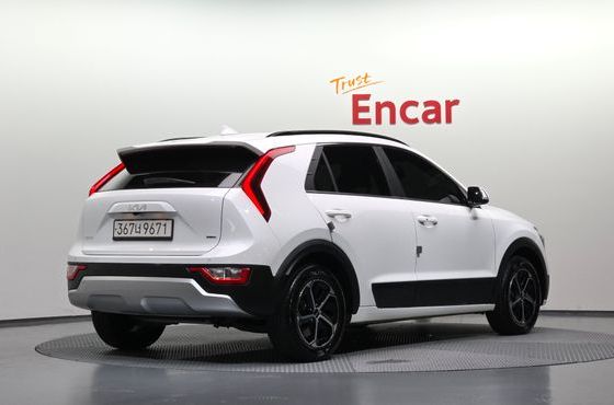 Kia Niro Prestige — пробег 49 142 км — фото 2 из 5