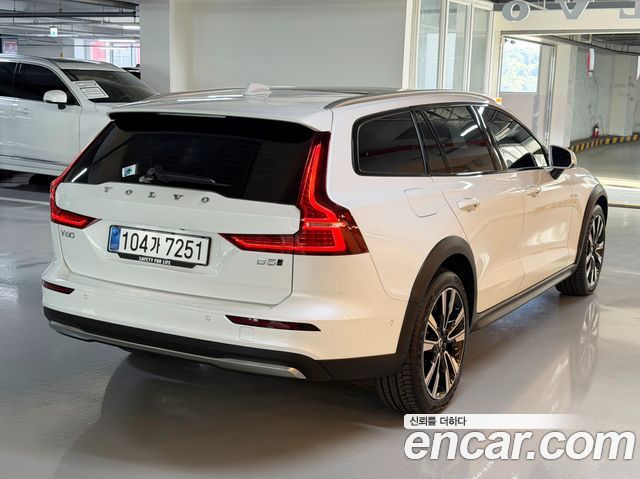 Volvo V60 B5 Ultra AWD — пробег 12 435 км — фото 2 из 5
