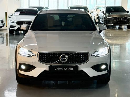 Volvo V60 B5 Ultra AWD — пробег 12 435 км — фото 3 из 5
