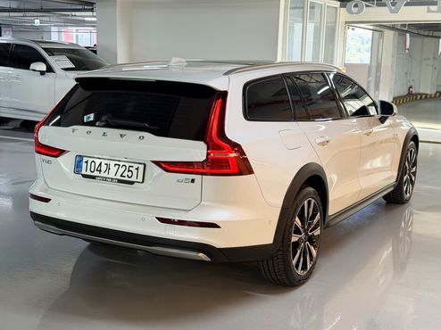 Volvo V60 B5 Ultra AWD — пробег 12 435 км — фото 4 из 5