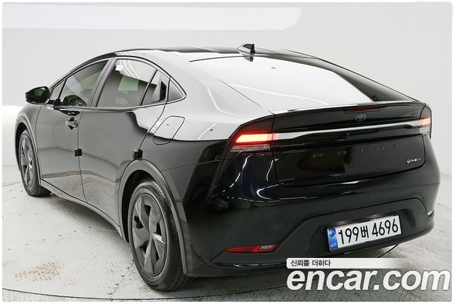 Toyota Prius 2.0 PHEV SE — пробег 6 580 км — фото 2 из 5