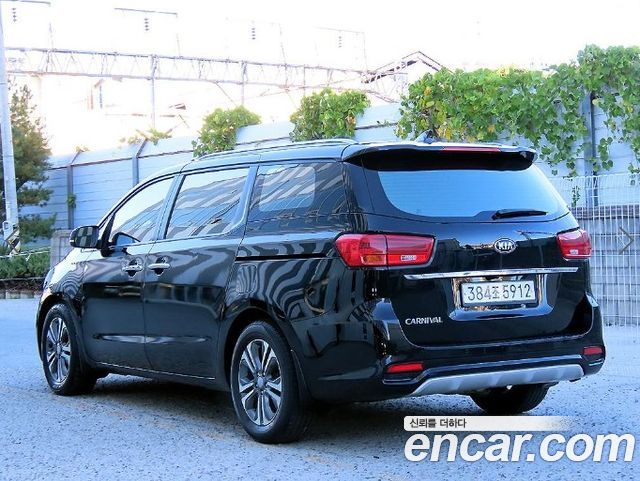 Kia Carnival 9-Seater Luxury — пробег 117 036 км — фото 2 из 5