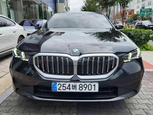 BMW 5-Series 520i — пробег 800 км — фото 1 из 5
