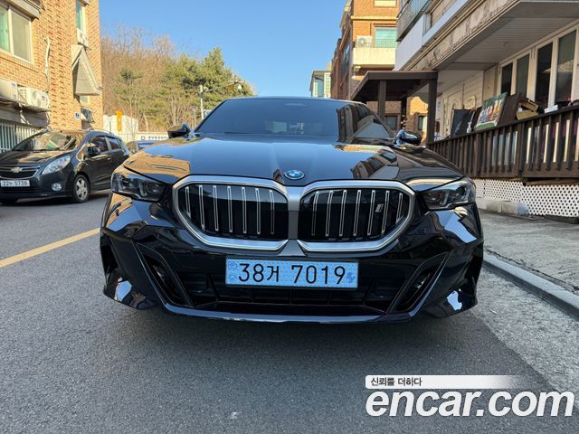 BMW i5 eDrive 40 M Sport — пробег 586 км — фото 1 из 5