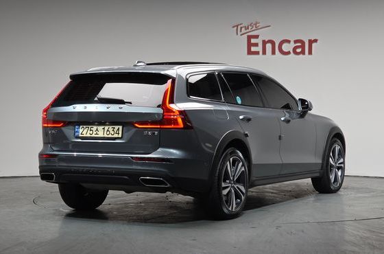 Volvo V60 B5 Pro AWD — пробег 72 371 км — фото 2 из 5
