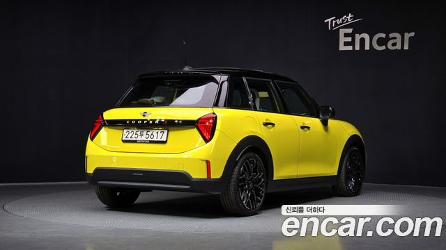 Mini Cooper 5 Door Favoured — пробег 6 227 км — фото 2 из 5