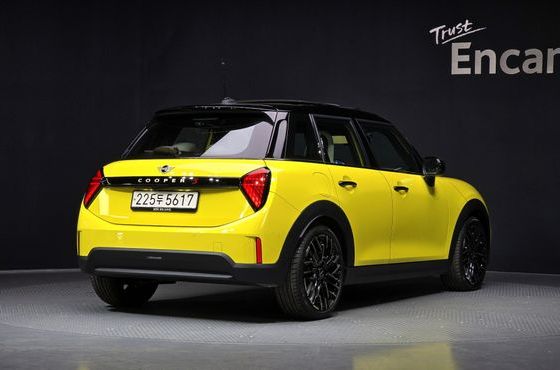 Mini Cooper 5 Door Favoured — пробег 6 227 км — фото 2 из 5