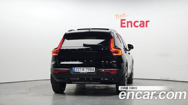 Volvo XC40 B4 Black Edition — пробег 14 948 км — фото 4 из 5