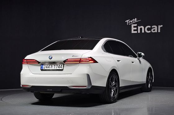 BMW 5-Series 520i — пробег 28 986 км — фото 2 из 5