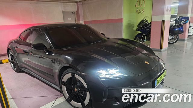 Porsche Taycan Base 4 — пробег 13 000 км — фото 1 из 5
