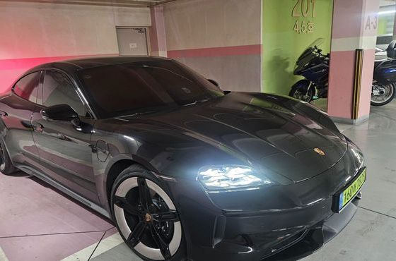 Porsche Taycan Base 4 — пробег 13 000 км — фото 1 из 5