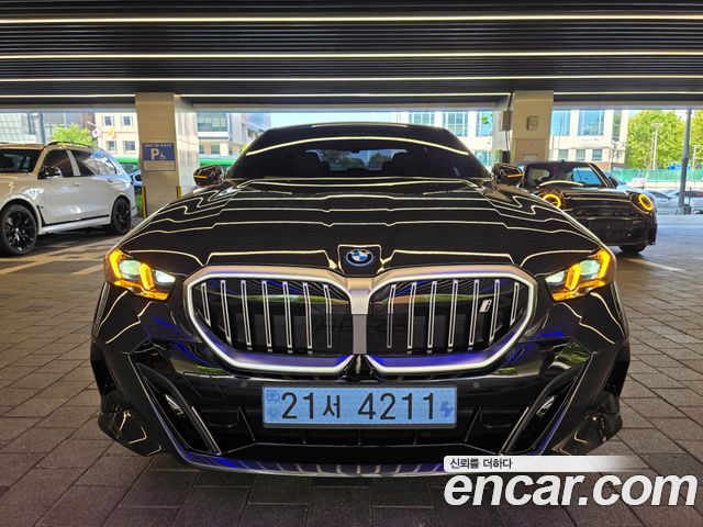 BMW i5 eDrive 40 M Sport — пробег 354 км — фото 1 из 5