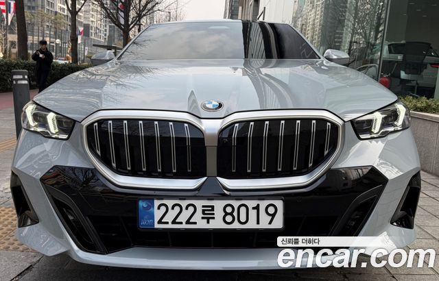 BMW 5-Series 520i M Sport — пробег 1 500 км — фото 1 из 5