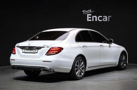 Mercedes-Benz E-Class E300 4MATIC Avnatgarde — пробег 140 142 км — фото 2 из 5