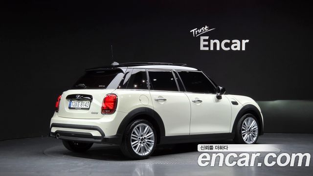Mini Cooper 5-Door Classic Plus 3rd — пробег 18 061 км — фото 2 из 5