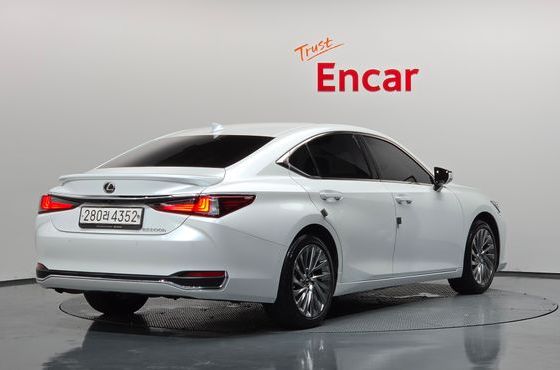 Lexus ES Luxury Plus — пробег 60 322 км — фото 2 из 5