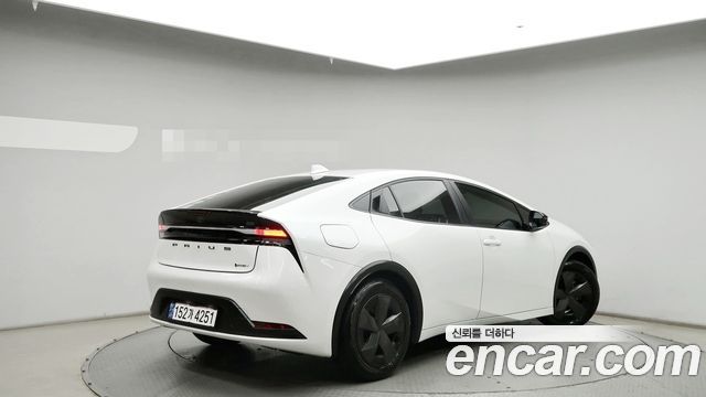 Toyota Prius 2.0 PHEV SE — пробег 13 824 км — фото 4 из 5