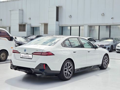 BMW i5 xDrive 40 M Sport — пробег 4 250 км — фото 2 из 5