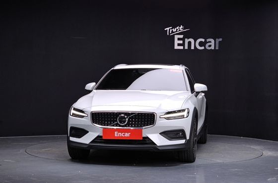 Volvo V60 B5 Ultra AWD — пробег 2 101 км — фото 3 из 5