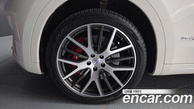 Maserati Levante из Кореи Encar
