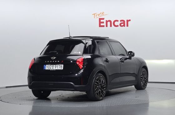 Mini Cooper 5 Door Favoured — пробег 43 378 км — фото 2 из 5